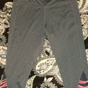 Capri leggings with coral accents